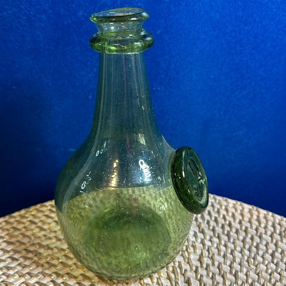 Jamestown Handblown Glass Reproduction Green Onion Bottle Seal with J & 2 Stars - Picture 5 of 6